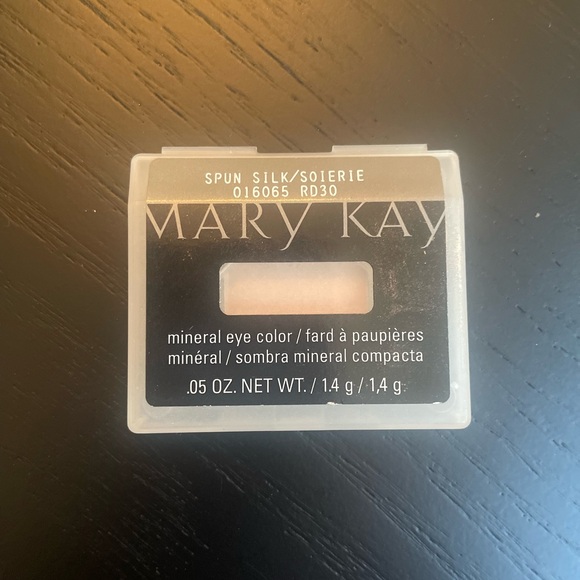 COPY - Mary Kay Spun Silk Mineral Eyeshadow - Soft Cream - Picture 6 of 6